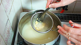 2カップのだしに、白味噌を溶いておく