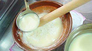 粗熱のとれただし汁を3番に少し入れている
