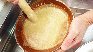 さらにすり混ぜ、これを何回か繰り返す