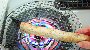 もち網の上で転がして焼いている