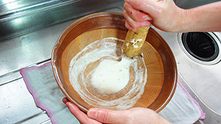 直接すり鉢の側面にこすりつけておろしている