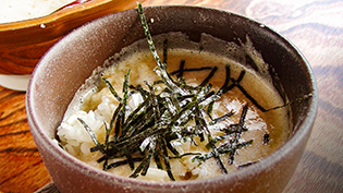 刻みねぎと刻み海苔を散らして、醤油味のとろろ飯の完成