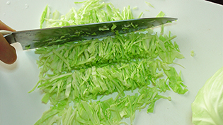 さらに2〜3cmの粗みじん切りにする