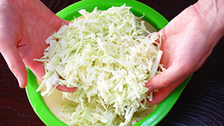 切ったキャベツを手で混ぜて均等になるようにする