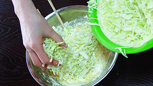粗みじんに刻んだキャベツを入れる