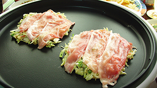 豚肉を3枚のせて3分焼く