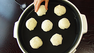 おやきをのせて表面に焼き色がつくまで焼く