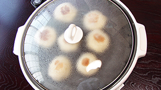 ふたをして蒸し焼きにする