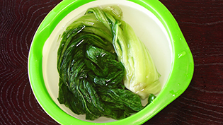 野沢菜の漬物を30分位水につけて塩抜きをする