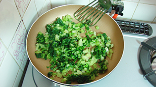 フライパンに油をひき、刻んだ野沢菜を炒める