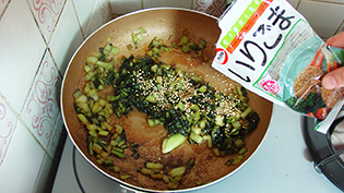 胡麻を加えて混ぜ合わす