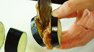 切れ目にくるみ味噌をはさむ