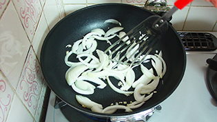 スライスした玉葱を加えて軽く炒める