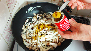カレー粉を加えて軽く炒める