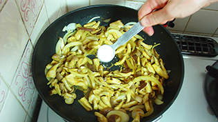 小麦粉を加えて軽く炒める