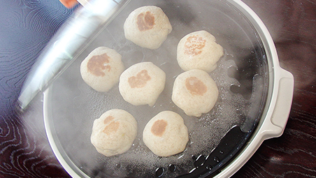 おやきをホットプレートで蒸し焼き