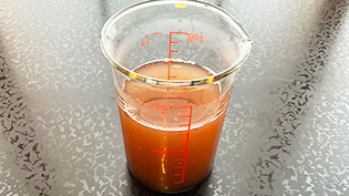 あずきと煮汁に分け、煮汁を計量して140mlになるようにしている