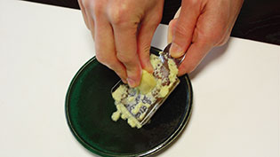 生姜焼きの作り方:皮をむいた生姜をすりおろしているところ