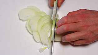 玉葱を薄切りにしているところ