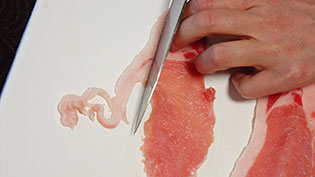ダイエットのため肉の余分な脂を切り取っているところ