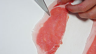 豚肉の筋切りをしている様子