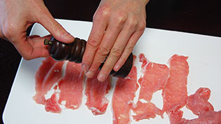 豚肉に軽く胡椒をふっているところ