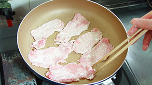 肉を広げて入れ、中火で両面を軽く焼いているところ