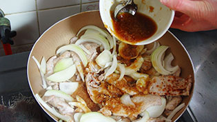 3のタレを加えて煮つめながら肉にからめている様子
