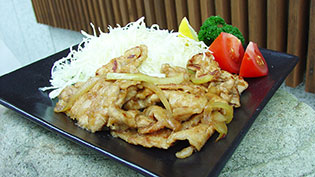 つけ合せに好みの野菜を器に盛り、肉をのせて完成