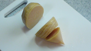 固い根元の部分は煮物に使う