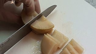 根元はいちょう切りにして煮物に使える