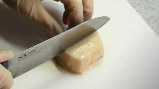 根元を4等分に切り、それを薄くいちょう形に切る