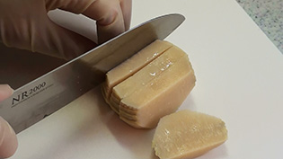さいの目の切り方:根元を縦に置いて1cm幅に切り、これを1cmほどの棒状になるように切る