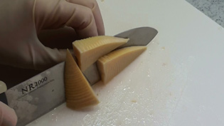 くし形切り:さらに中心に向かって包丁を入れて、2〜3等分に切る