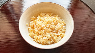 お茶碗に温かいご飯150gをよそい、醤油7gをかけて混ぜた