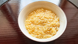 Mサイズの卵を溶き、ご飯の上にかけて混ぜた