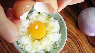 ご飯に卵を直接割り入れている