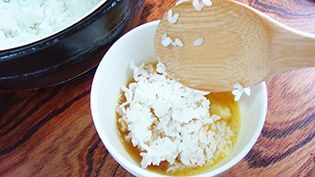 ご飯を入れている