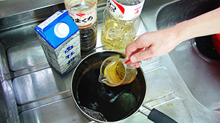 醤油、酒、みりんを鍋に入れている