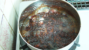 火にかけ、煮立ったら弱火にして10分煮ている