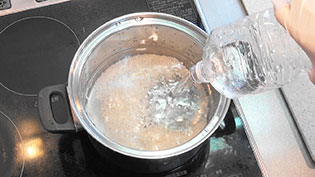 鍋に洗った餅米と1200mlの水を入れる