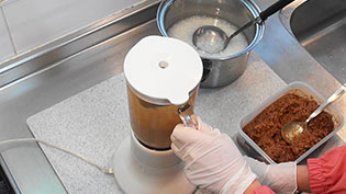 お粥の粗熱が取れたら、ミキサーにゆず皮、お粥、味噌を入れ、数回に分けて攪拌する