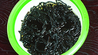 ひじきを熱湯でやわらかくしてもどしている