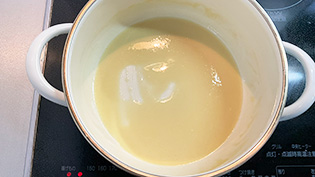 見た目が白くて艶っぽくなったらルウの出来上がり