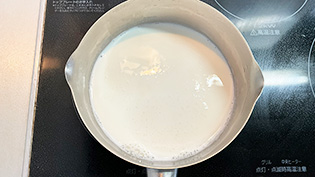 別鍋に牛乳を入れて弱火で膜が張らない程度に温めている