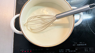 60℃をすぎたらとろみがつくが、混ぜながら弱火で5分煮る