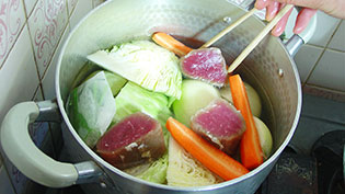 煮立つ少し前に肉を加えている