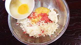 玉葱、れんこん、パン粉、卵を加えてさらに練っている