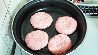 フライパンに薄く油をひき、中火で焦げ目がつくまで焼いている