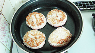 裏返して強火にし、1分焼いて焼き色をつけているところ